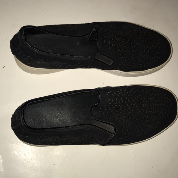 Women’s Vionic black leather laser cut shoe size not listed but shoe fits 9 1/2 - Picture 7 of 7